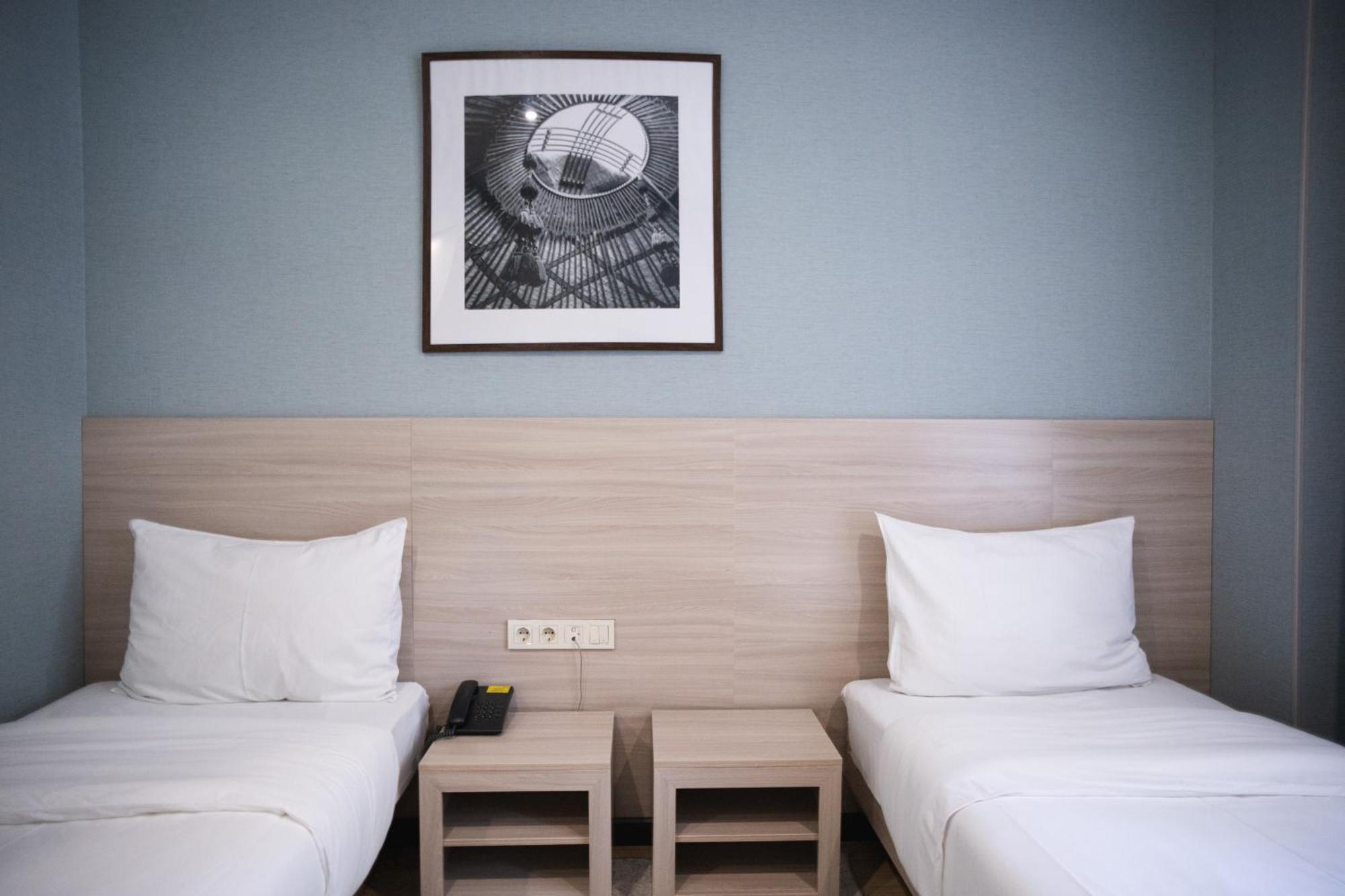 Resident Hotel Delux Almaty Extérieur photo
