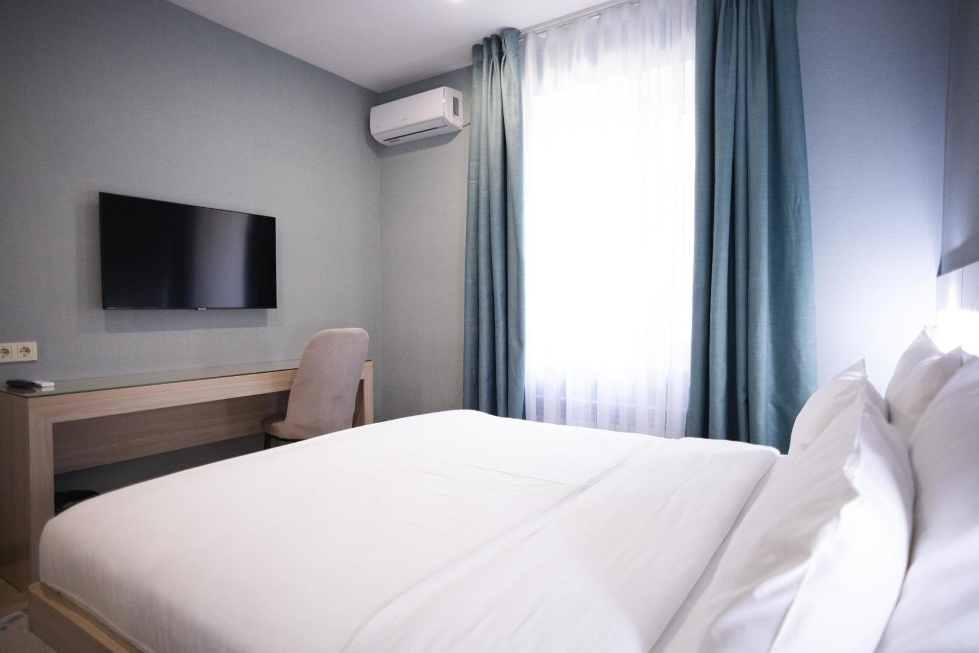 Resident Hotel Delux Almaty Extérieur photo