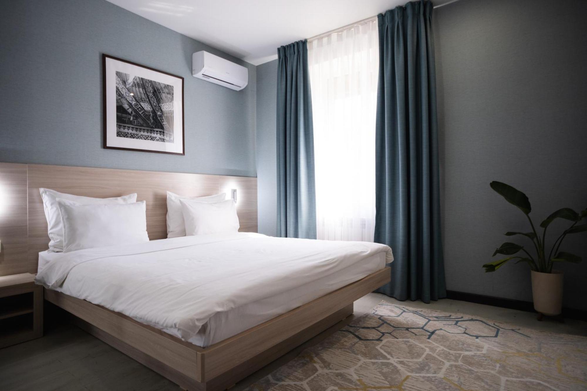 Resident Hotel Delux Almaty Extérieur photo
