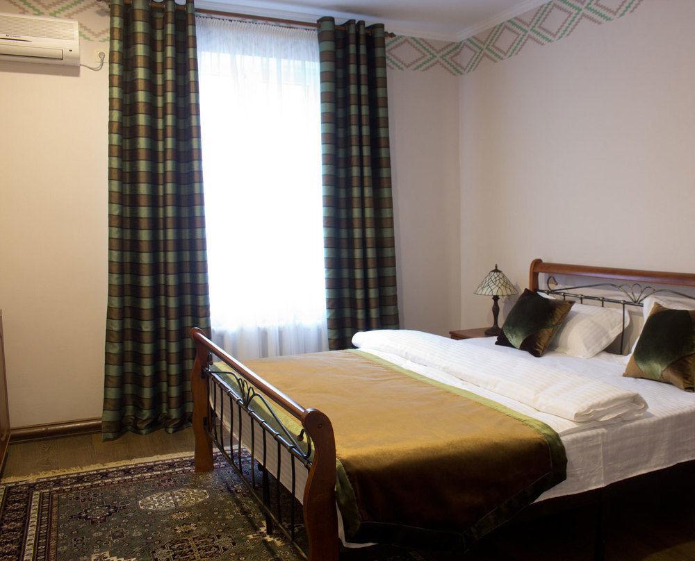 Resident Hotel Delux Almaty Extérieur photo