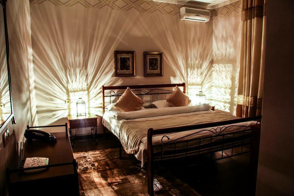 Resident Hotel Delux Almaty Extérieur photo